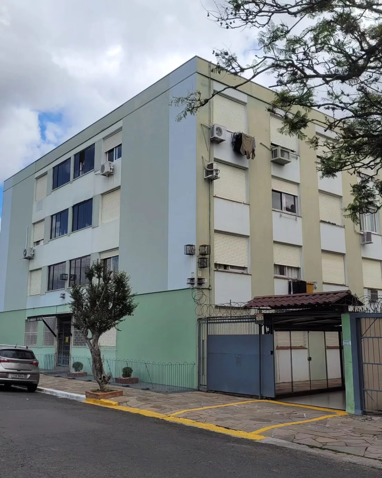 Detalhe de pintura externa em condomínio
